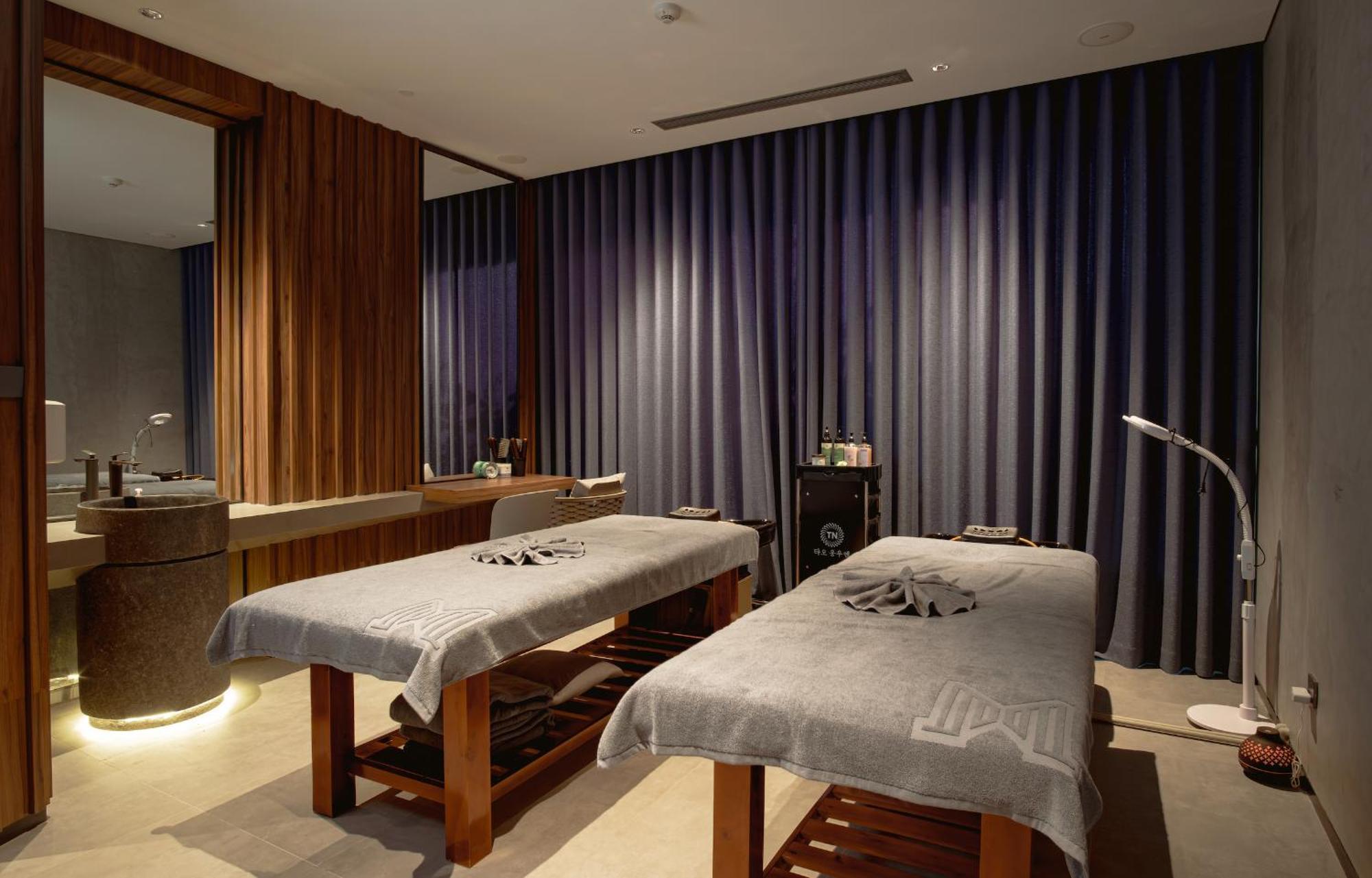 M Hotel Danang Bagian luar foto A treatment room at the spa
