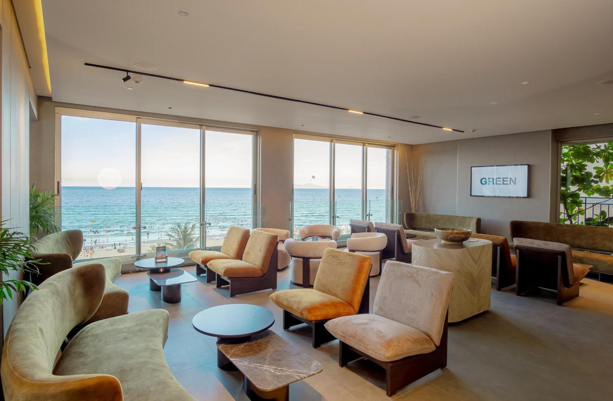 M Hotel Danang Bagian luar foto Club Lounge at Tel Aviv airport