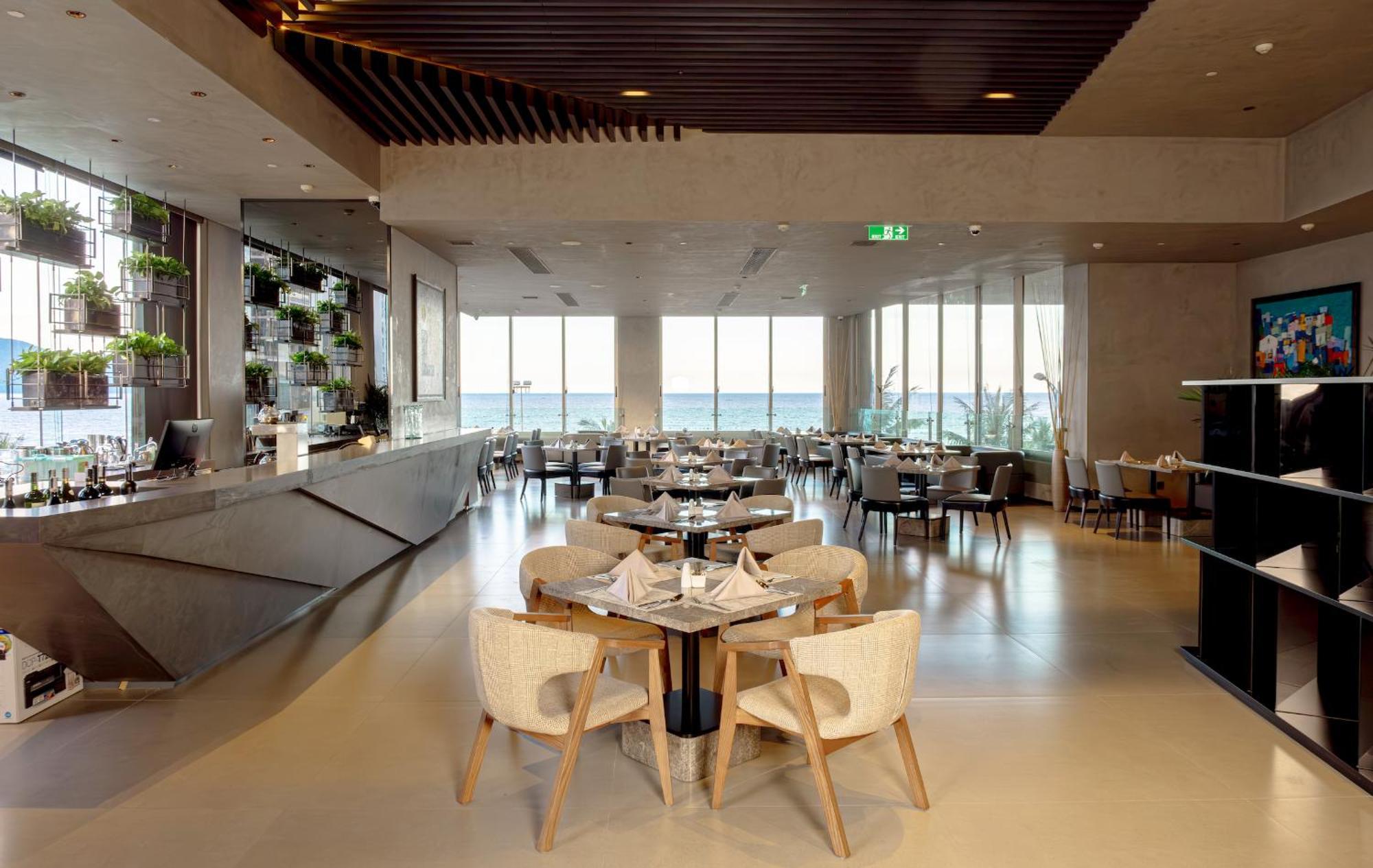 M Hotel Danang Bagian luar foto The restaurant