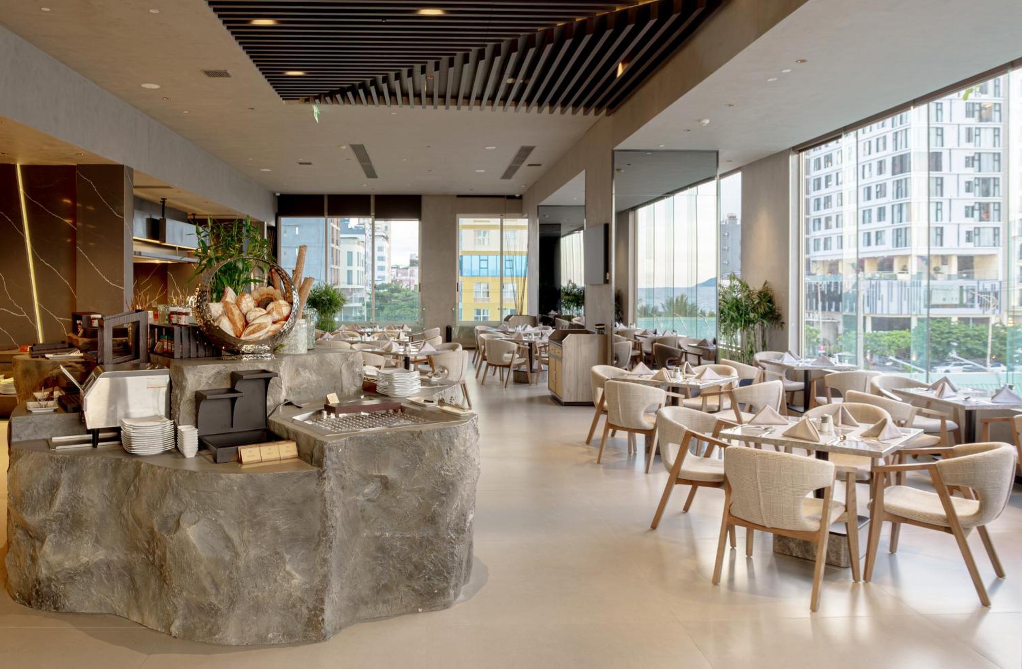 M Hotel Danang Bagian luar foto The restaurant