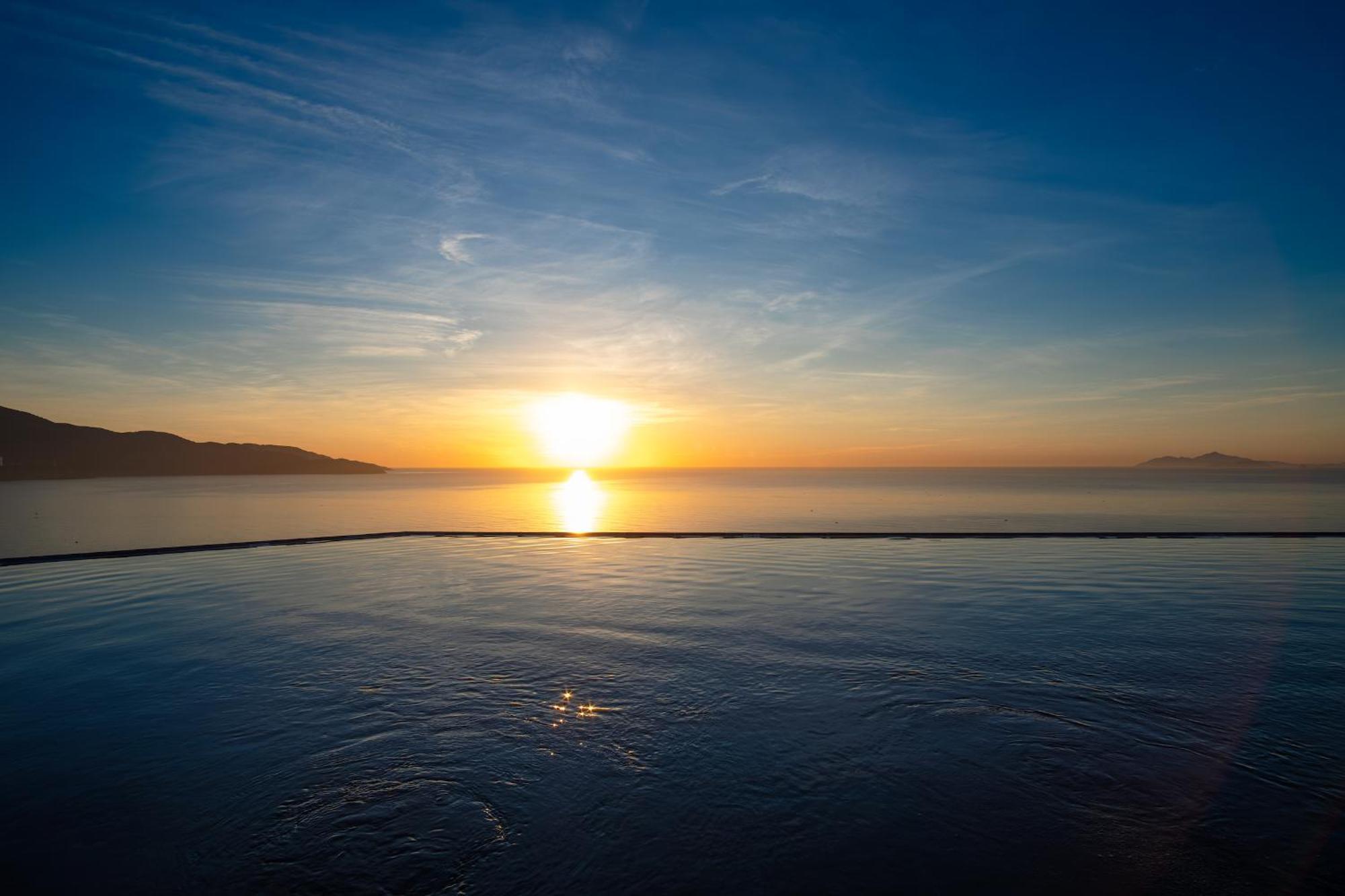 M Hotel Danang Bagian luar foto Sunset over the Gulf of Akaroa