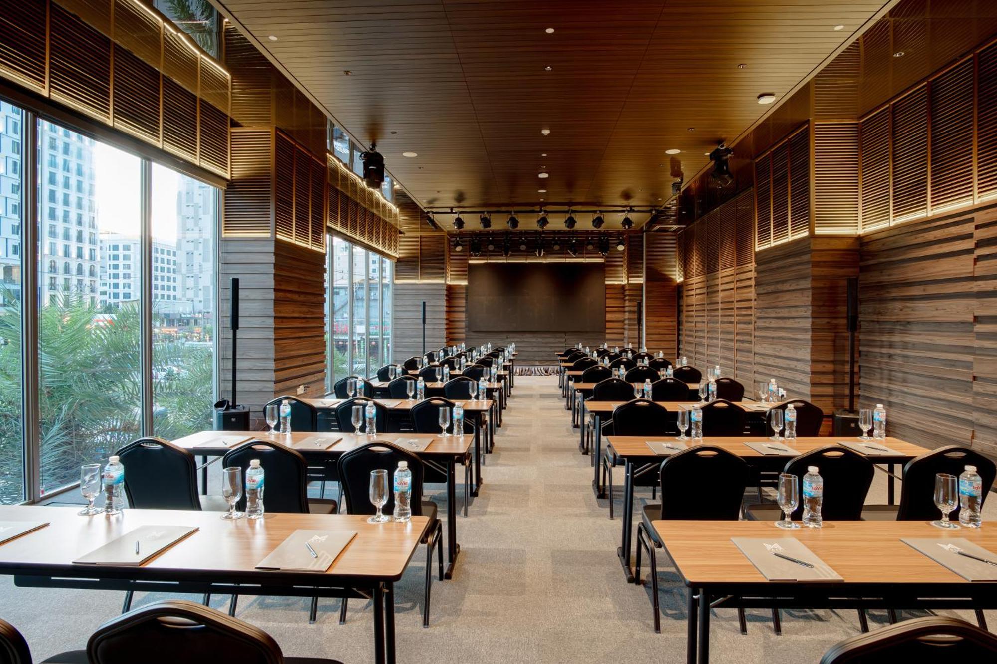 M Hotel Danang Bagian luar foto The 10th floor of the library