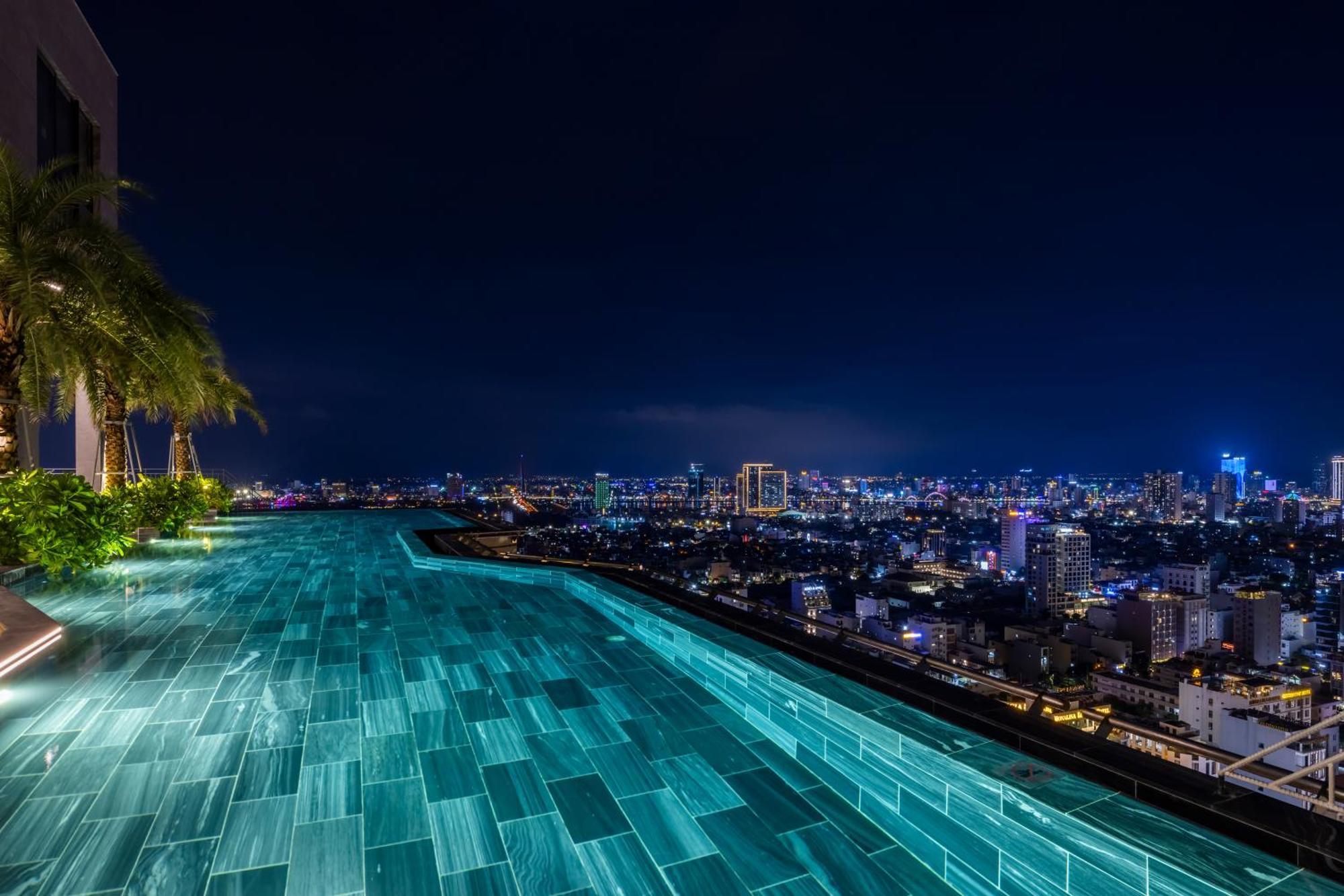 M Hotel Danang Bagian luar foto Infinity pool at the 33rd floor of the hotel