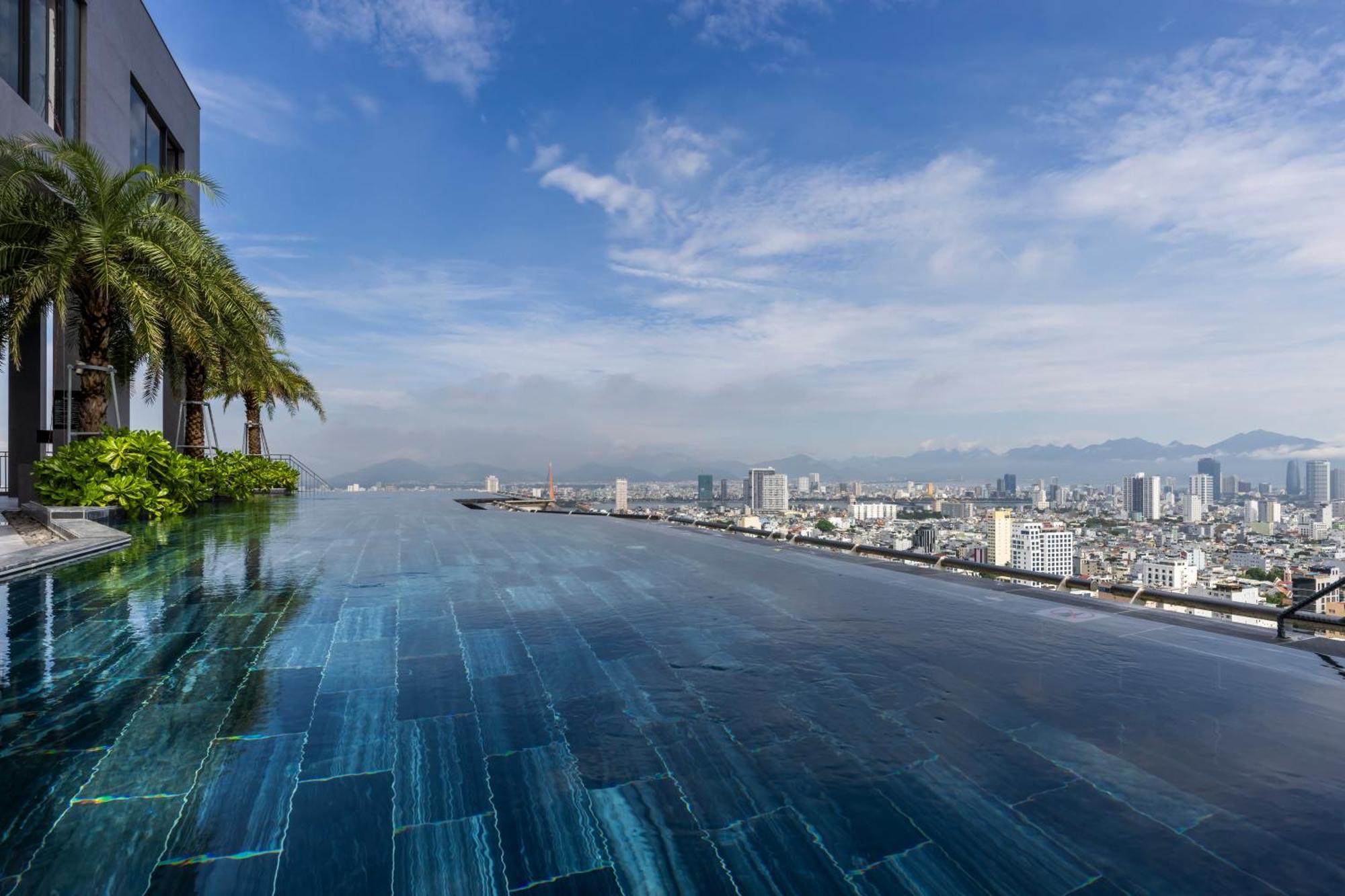 M Hotel Danang Bagian luar foto Infinity pool at the top of the building
