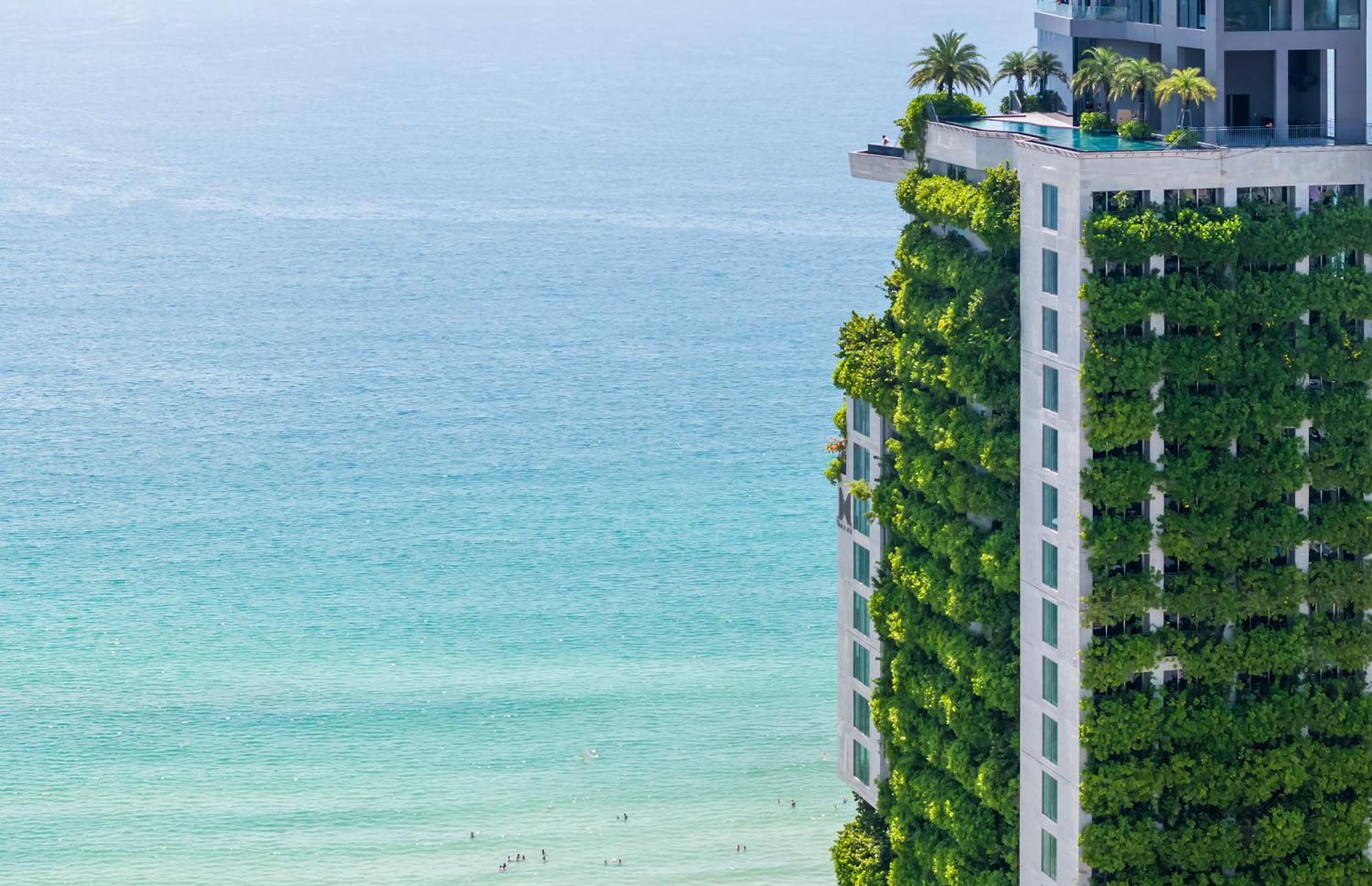 M Hotel Danang Bagian luar foto The vertical garden at The Ivy