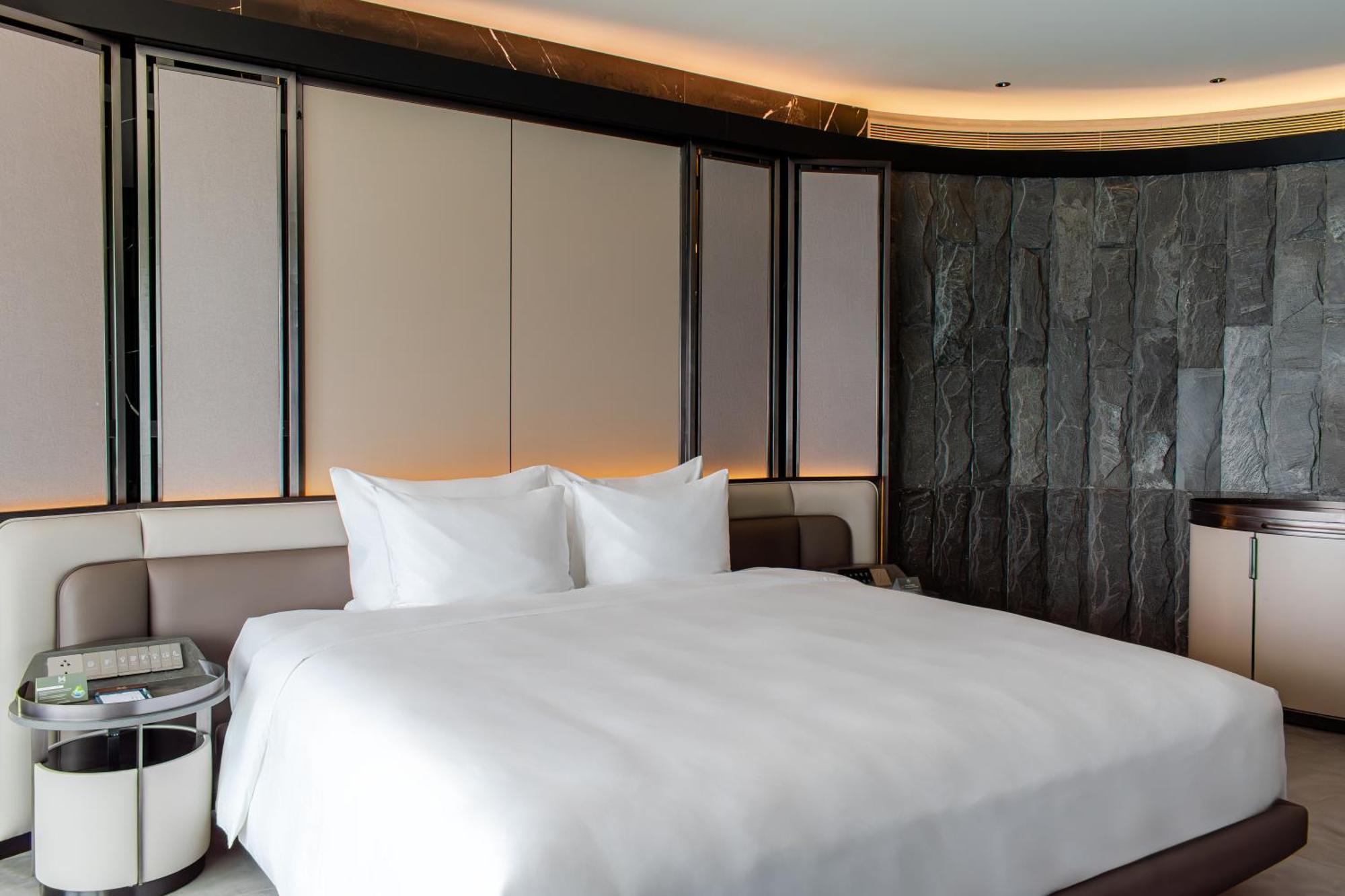 M Hotel Danang Bagian luar foto A bedroom at the hotel