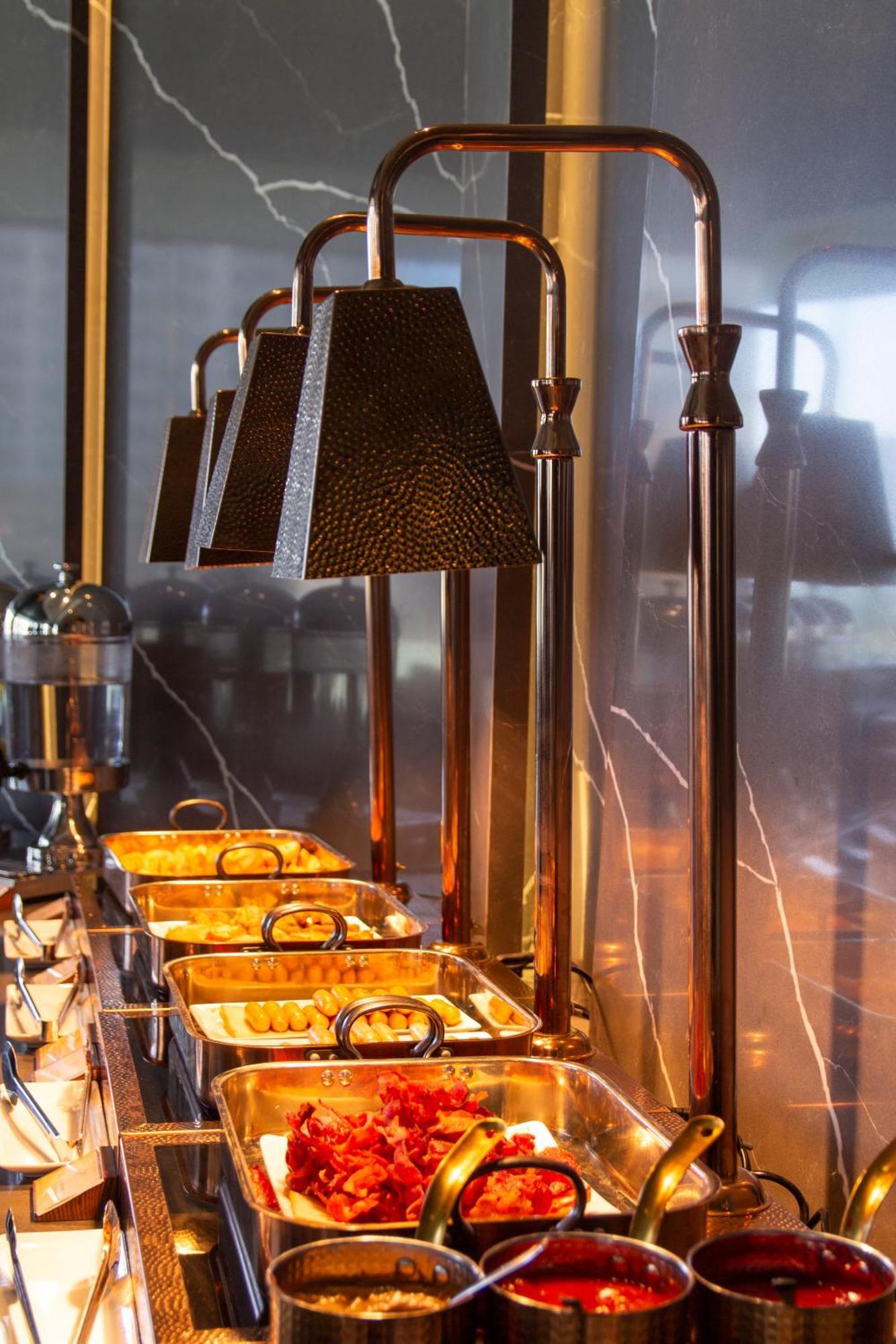 M Hotel Danang Bagian luar foto A chafing dish