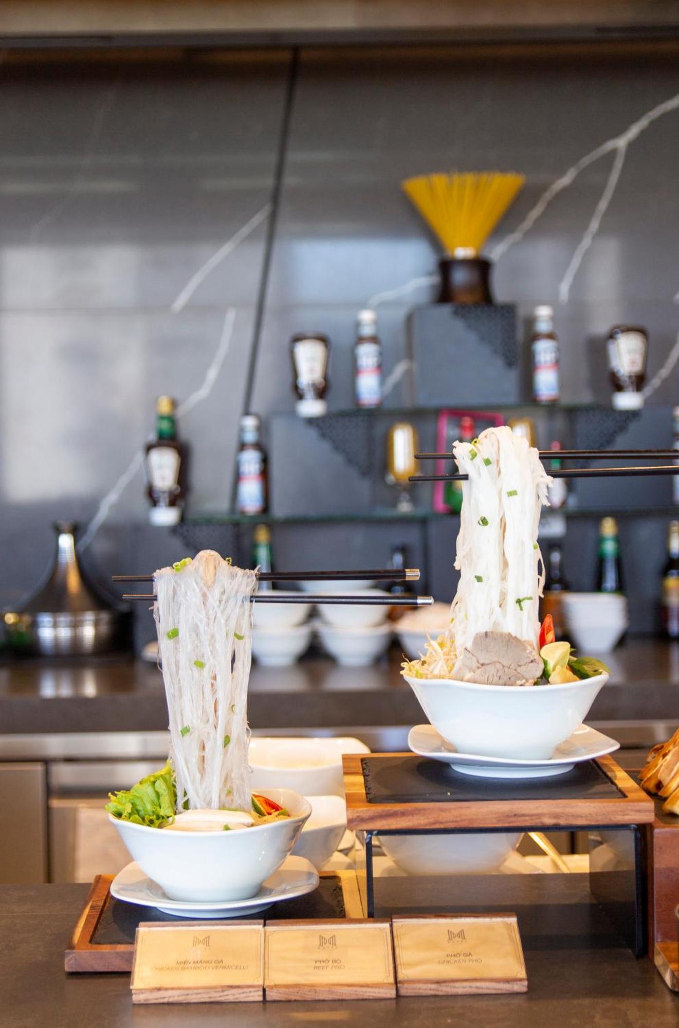 M Hotel Danang Bagian luar foto Rice vermicelli
