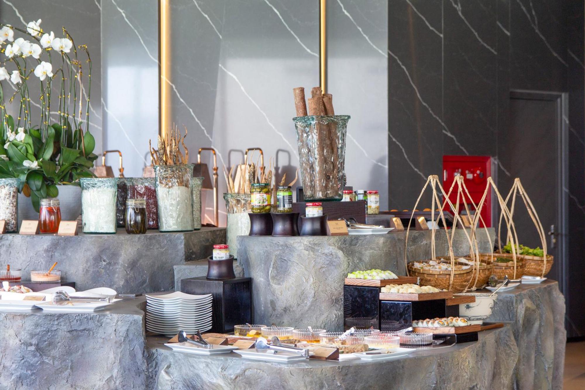 M Hotel Danang Bagian luar foto A buffet at a hotel