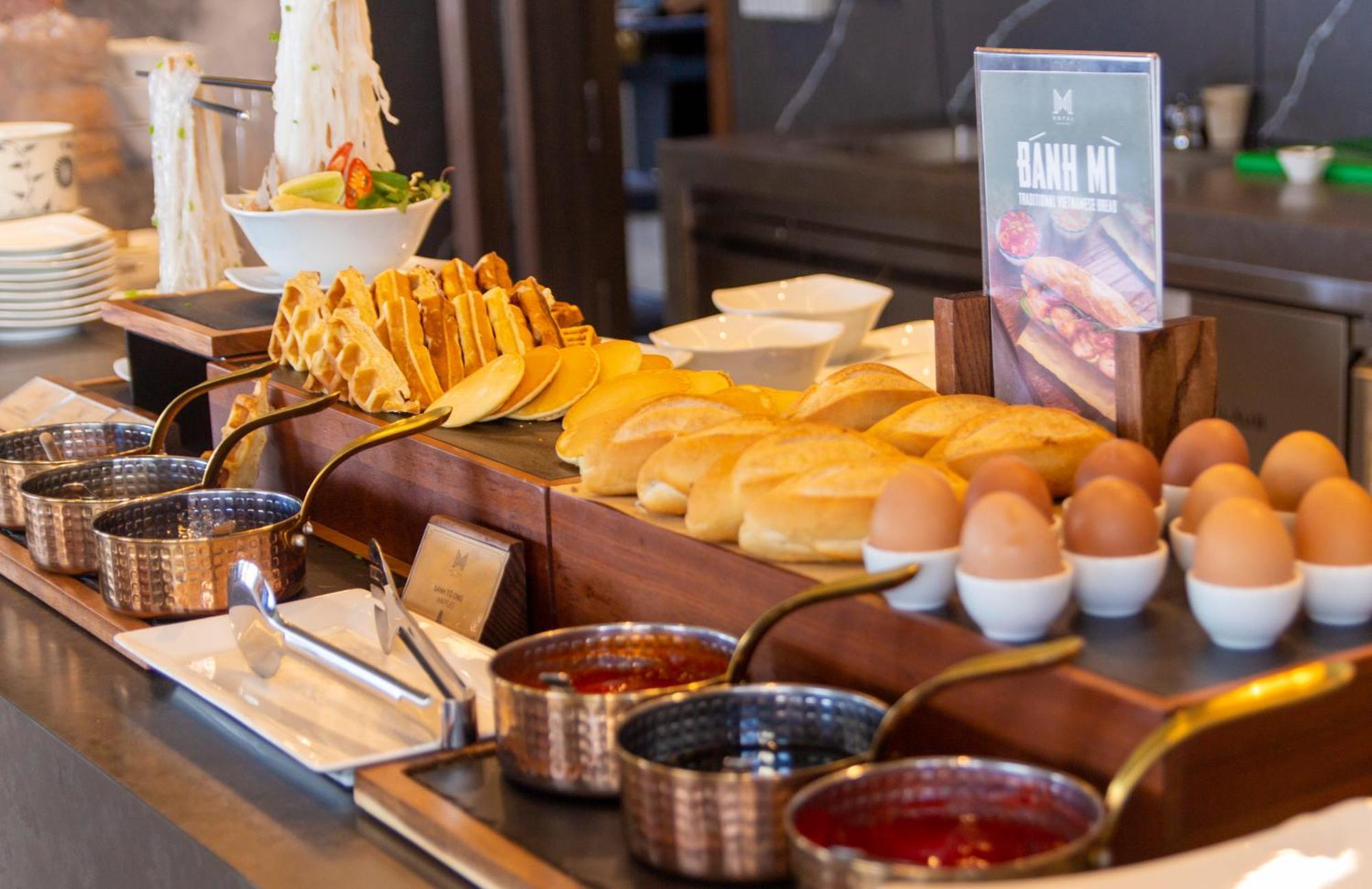 M Hotel Danang Bagian luar foto Breakfast at the hotel